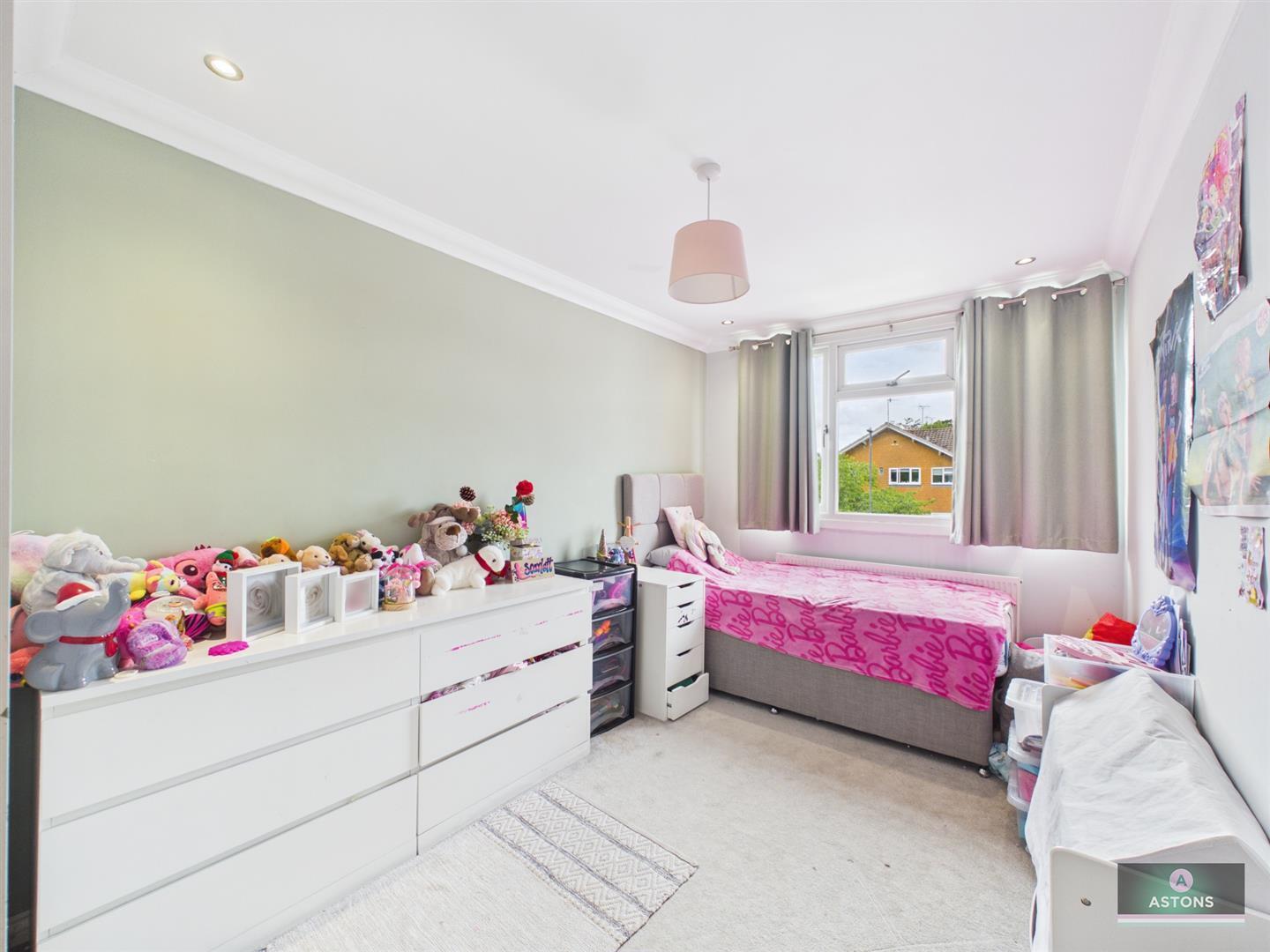 Old Manor Close, Ifield Green Image 13