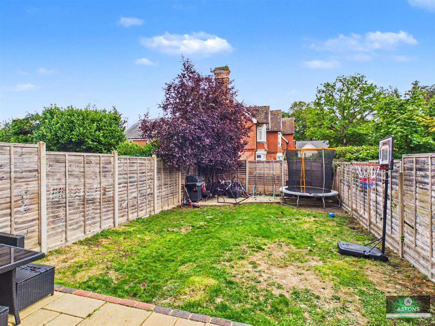 Old Manor Close, Ifield Green Image 16