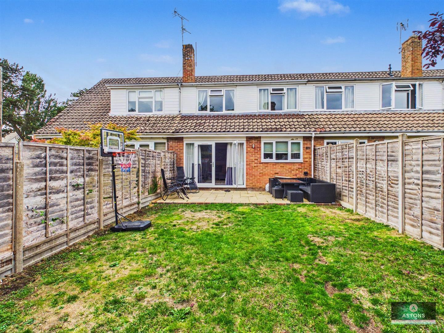 Old Manor Close, Ifield Green Image 17