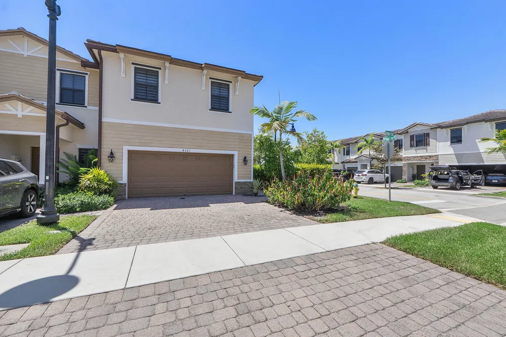 4721 Santa Cruz Way, Davie, FL 33314