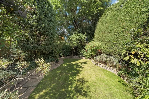 Woodham Lane, Addlestone, KT15 photo 8