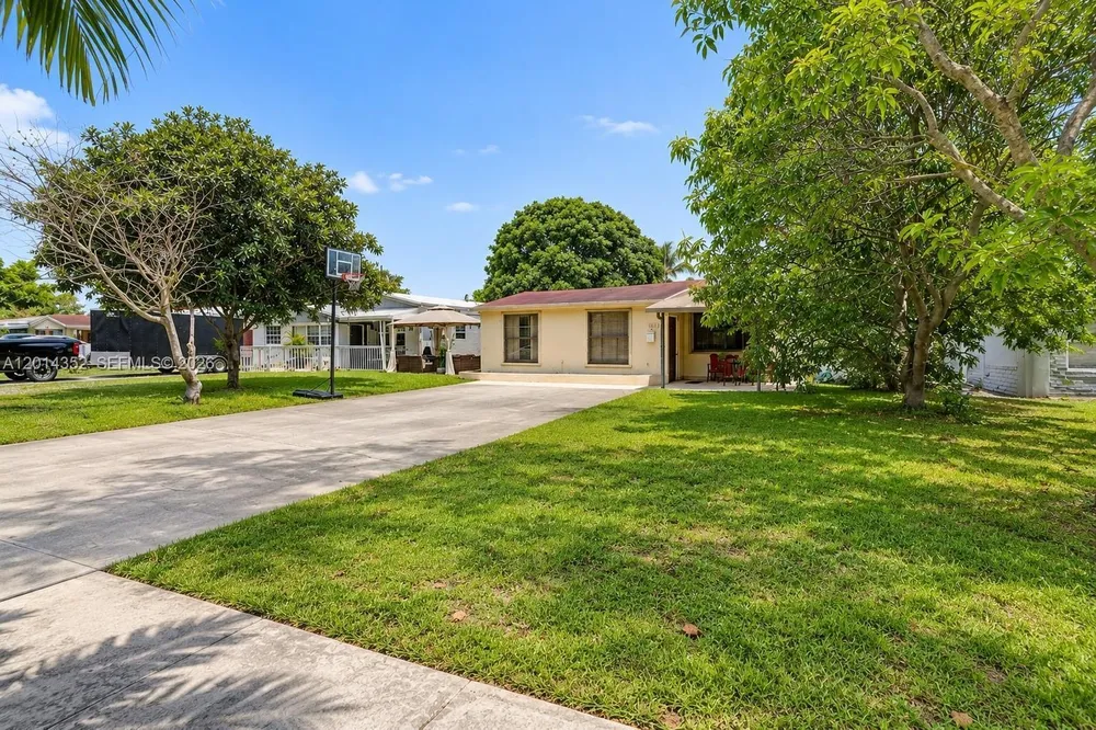 1379 NE 177th St, North Miami Beach, FL 33162