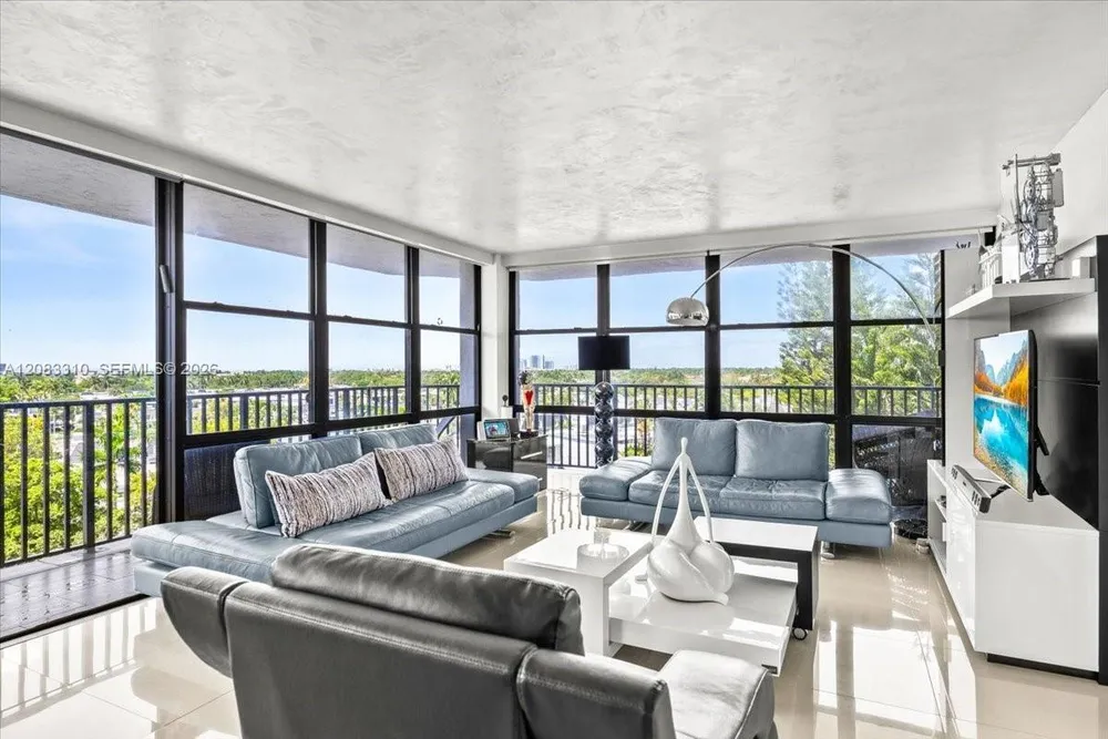 800 Parkview Dr, Hallandale Beach, FL 33009