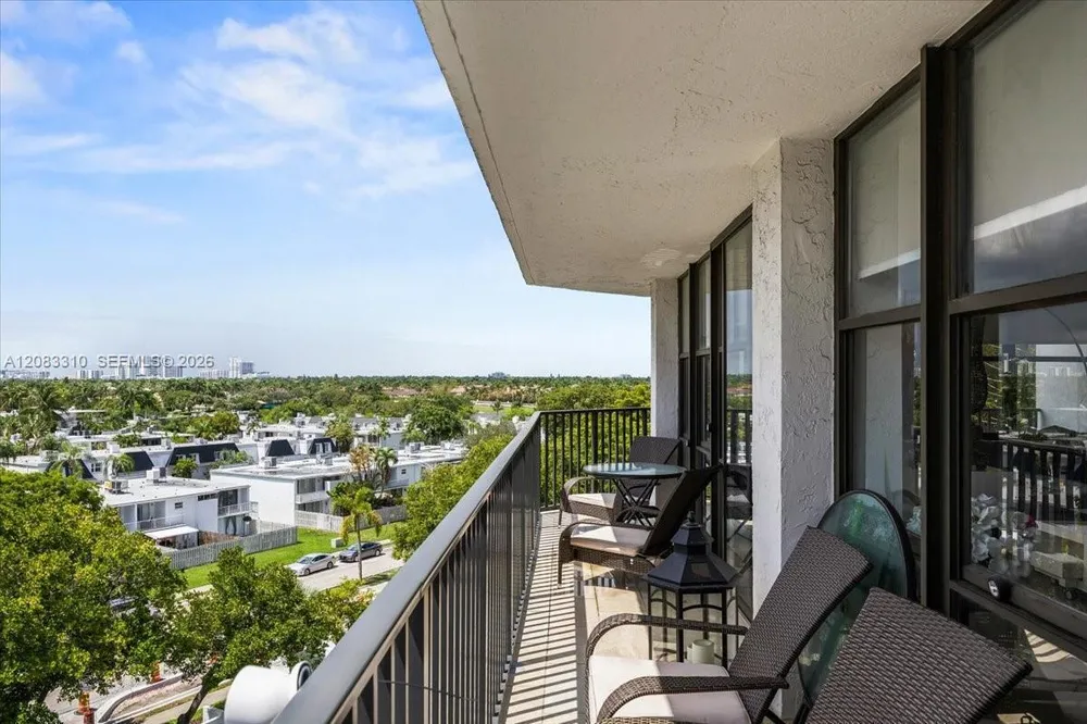 800 Parkview Dr, Hallandale Beach, FL 33009