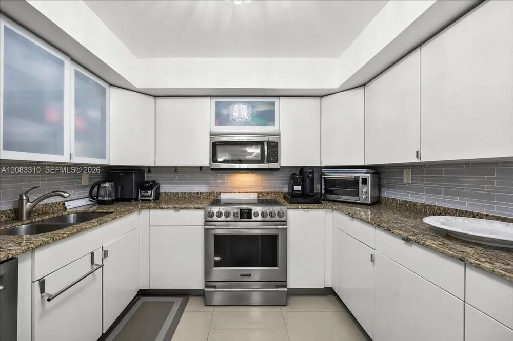 800 Parkview Dr, Hallandale Beach, FL 33009