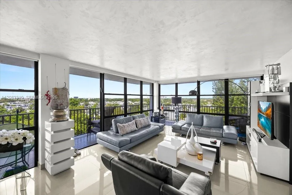 800 Parkview Dr, Hallandale Beach, FL 33009