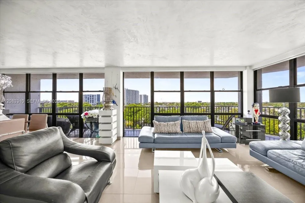 800 Parkview Dr, Hallandale Beach, FL 33009
