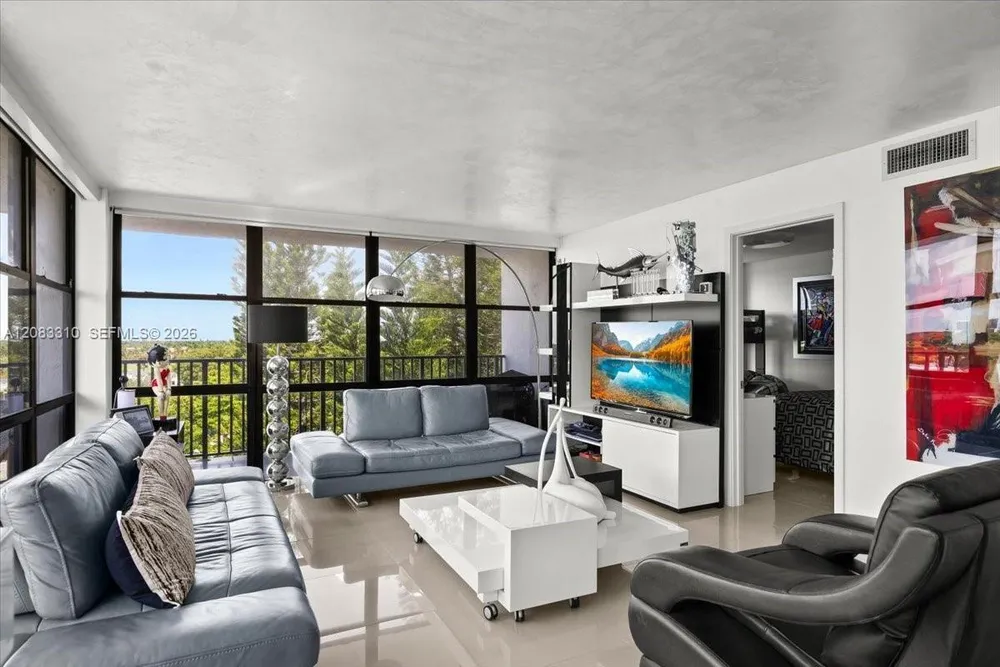 800 Parkview Dr, Hallandale Beach, FL 33009