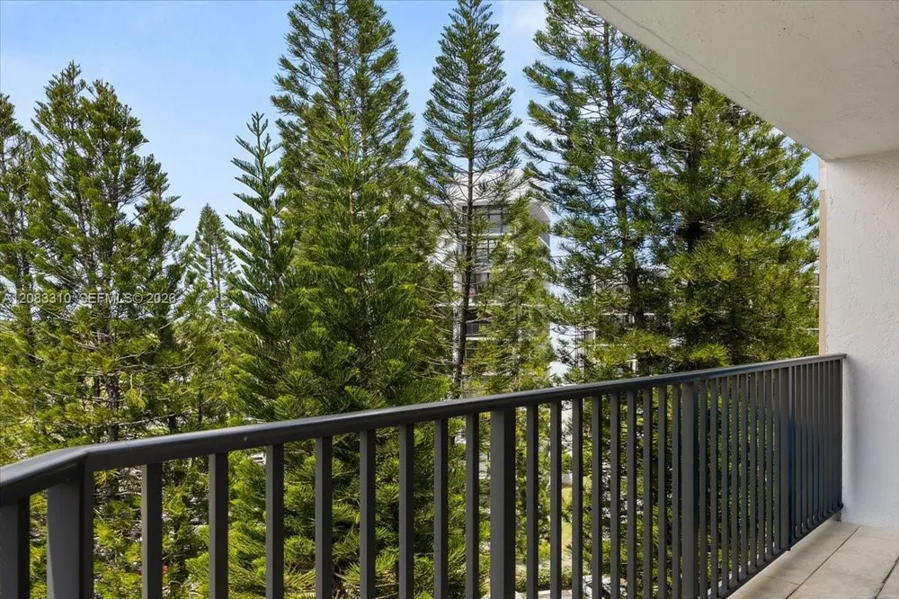 800 Parkview Dr, Hallandale Beach, FL 33009