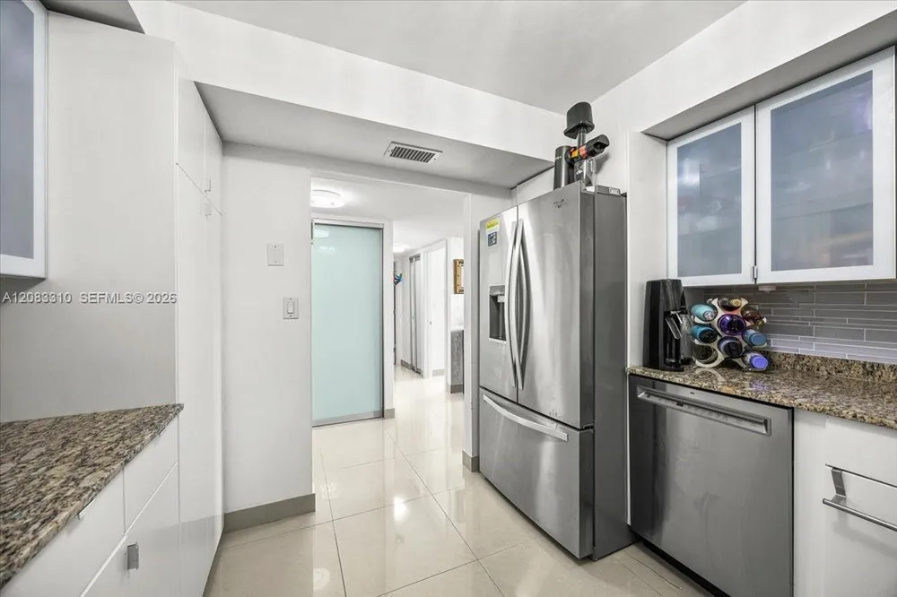 800 Parkview Dr, Hallandale Beach, FL 33009