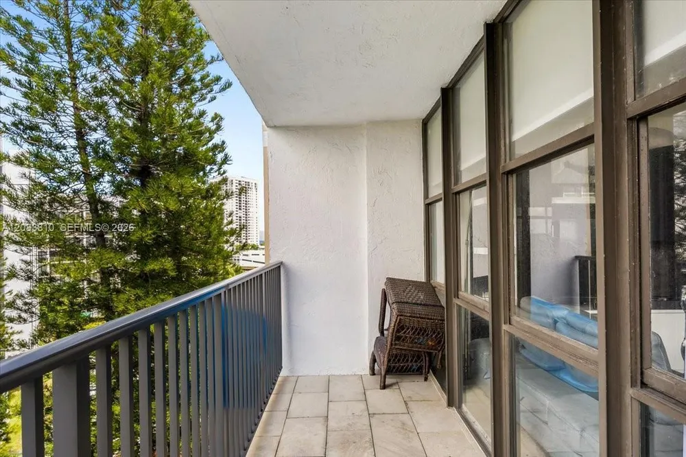 800 Parkview Dr, Hallandale Beach, FL 33009