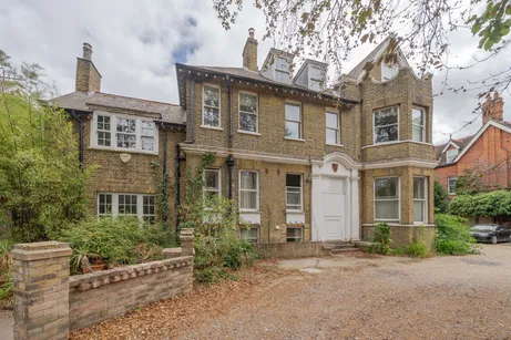 Gunnersbury Avenue, Ealing, W5