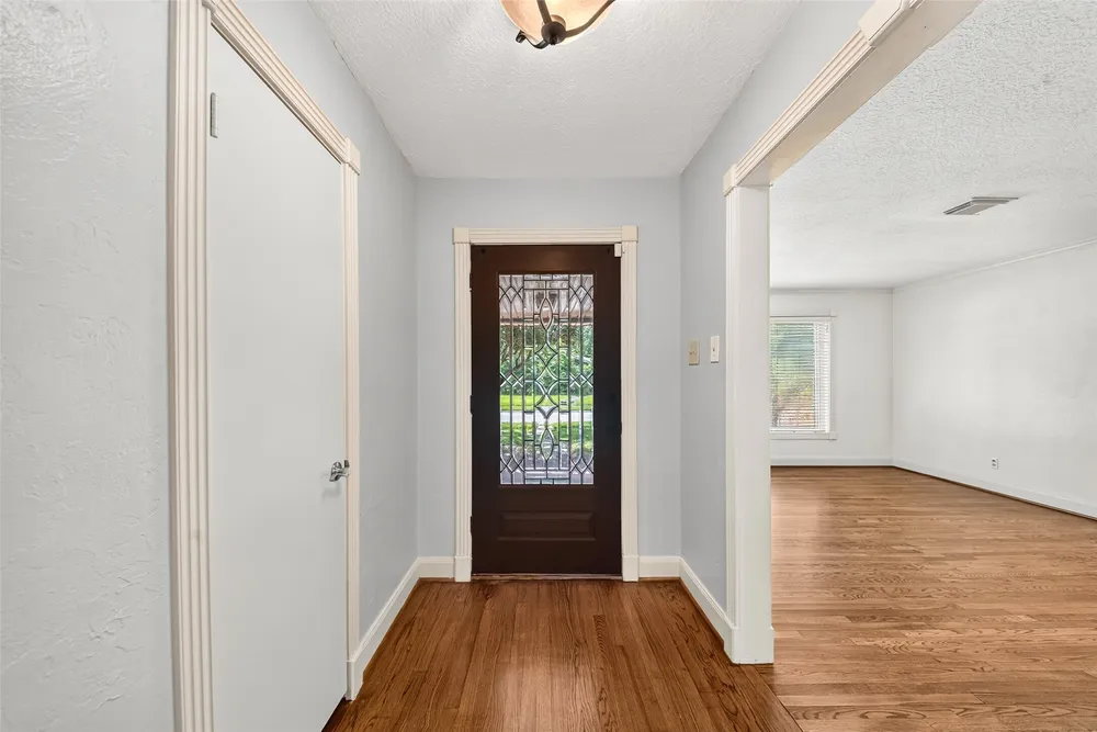 5262 Briarbend Dr, Houston, TX 77096