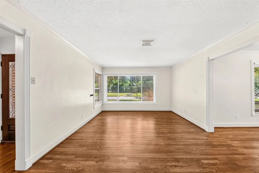 5262 Briarbend Dr, Houston, TX 77096