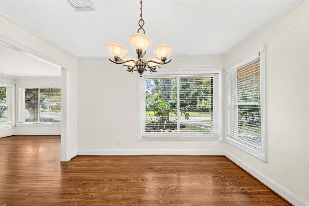5262 Briarbend Dr, Houston, TX 77096