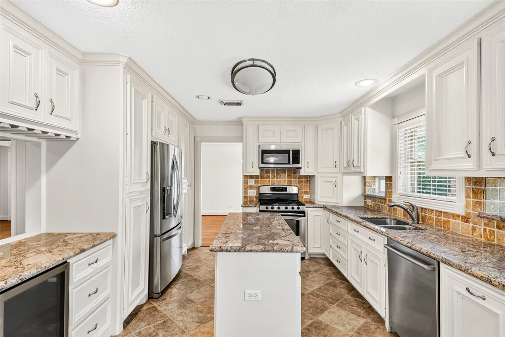 5262 Briarbend Dr, Houston, TX 77096