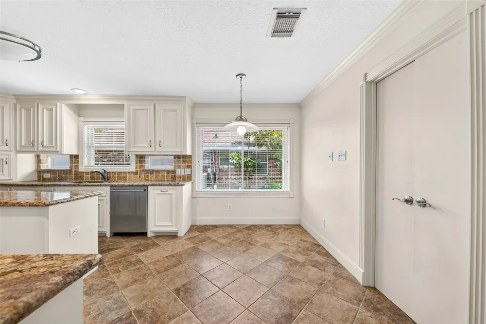 5262 Briarbend Dr, Houston, TX 77096