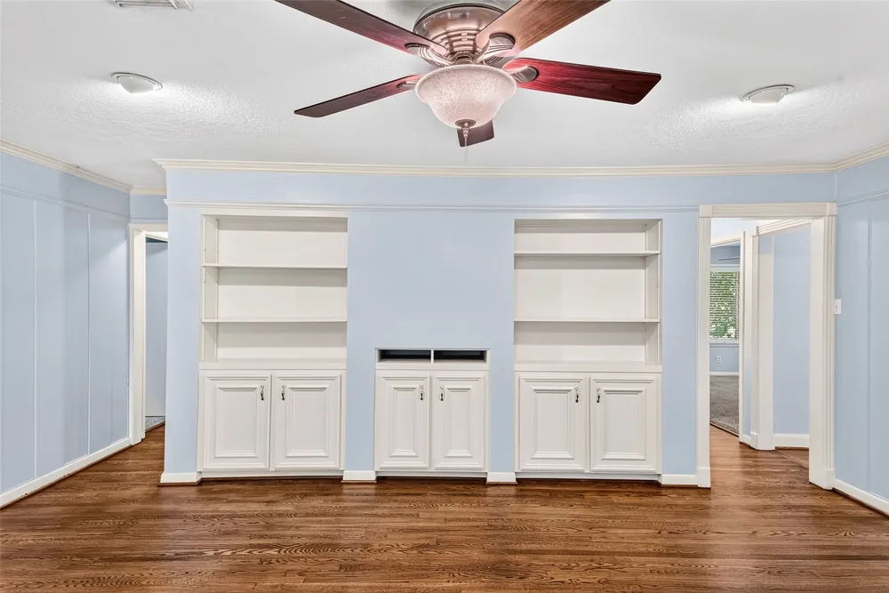 5262 Briarbend Dr, Houston, TX 77096