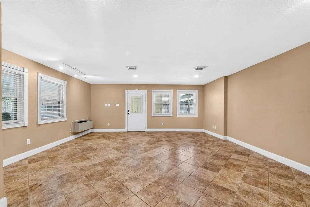 5262 Briarbend Dr, Houston, TX 77096