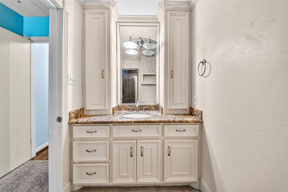 5262 Briarbend Dr, Houston, TX 77096