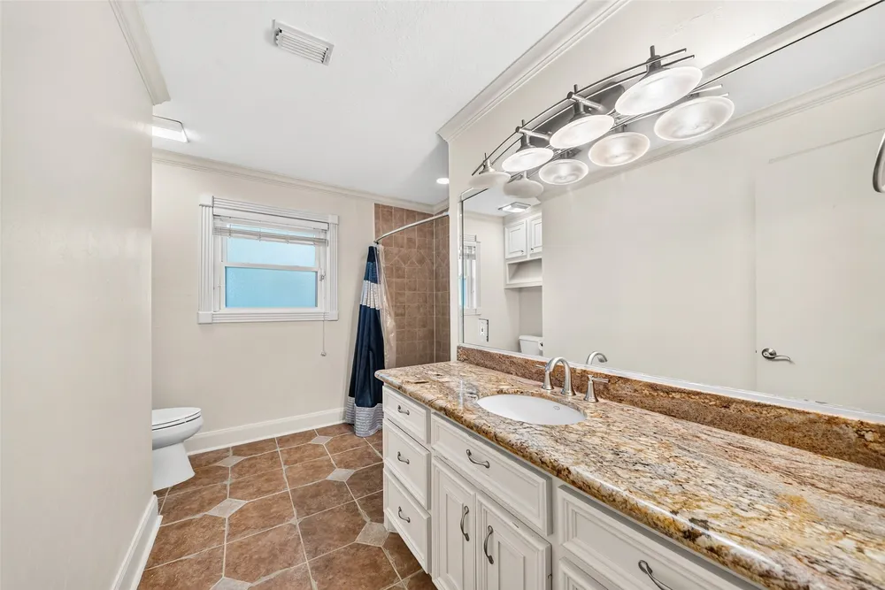 5262 Briarbend Dr, Houston, TX 77096