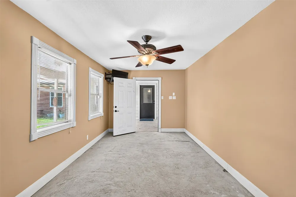 5262 Briarbend Dr, Houston, TX 77096
