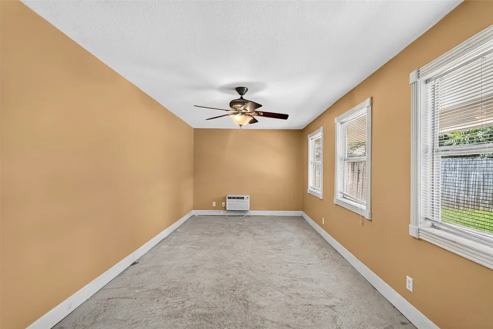 5262 Briarbend Dr, Houston, TX 77096
