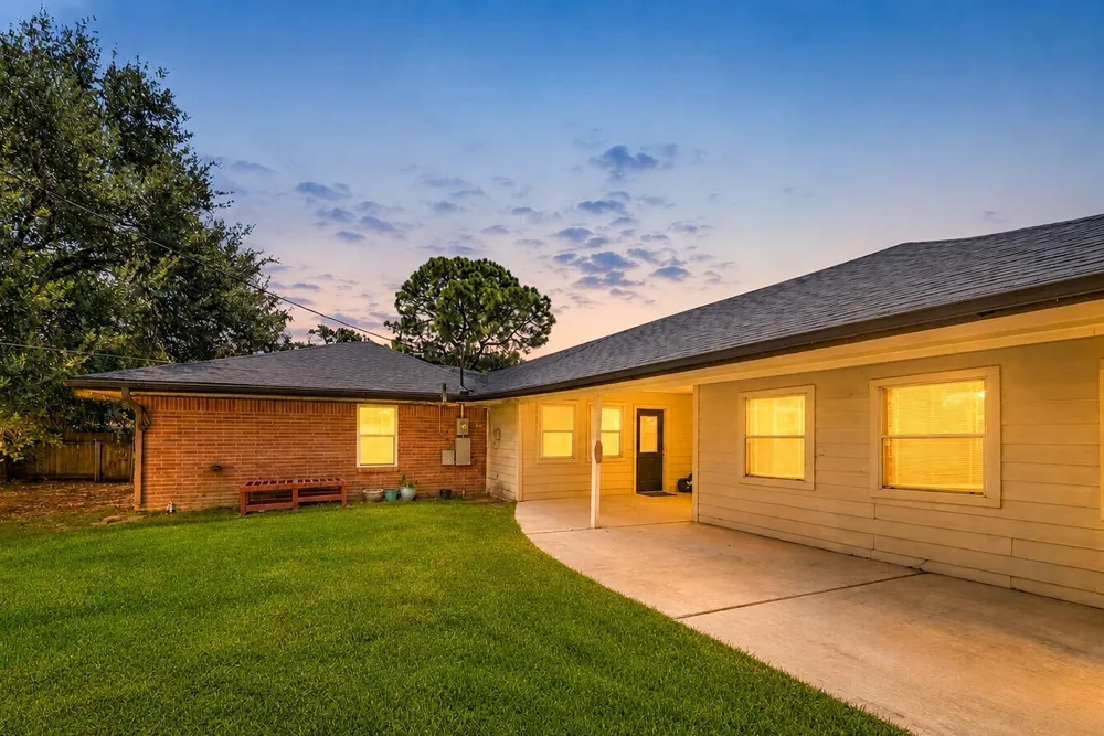 5262 Briarbend Dr, Houston, TX 77096