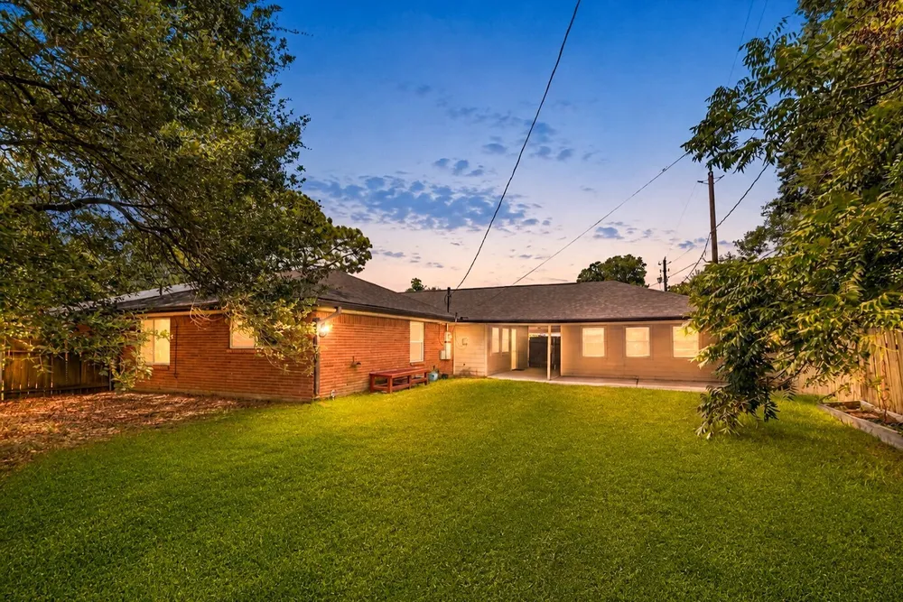 5262 Briarbend Dr, Houston, TX 77096