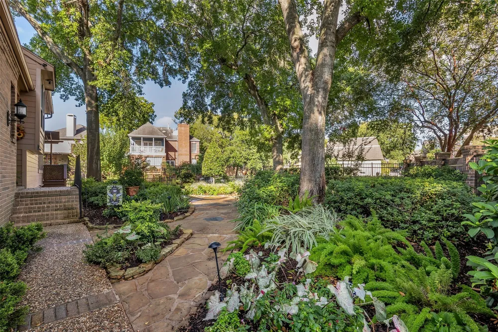 12833 Kingsbridge Ln, Houston, TX 77077