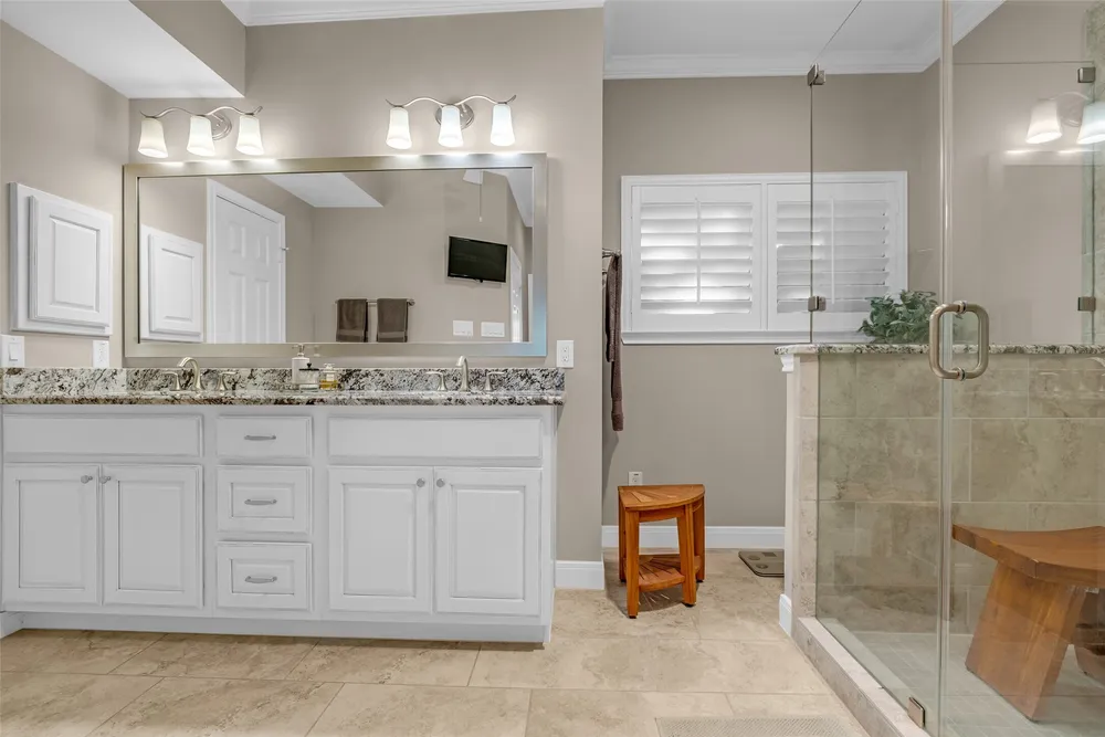 12833 Kingsbridge Ln, Houston, TX 77077