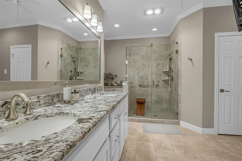 12833 Kingsbridge Ln, Houston, TX 77077