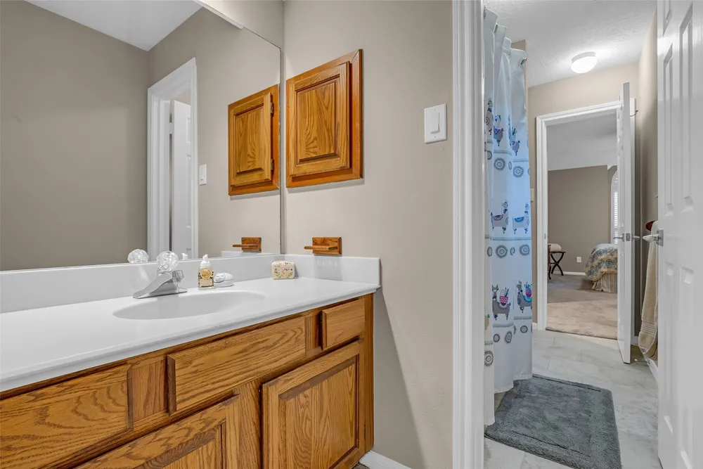 12833 Kingsbridge Ln, Houston, TX 77077