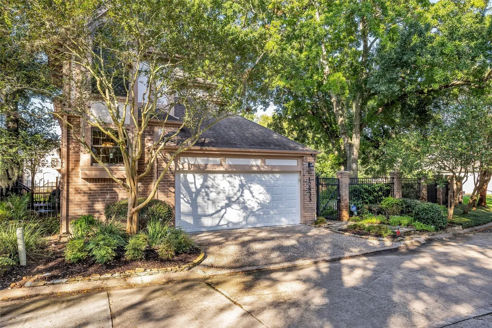 12833 Kingsbridge Ln, Houston, TX 77077