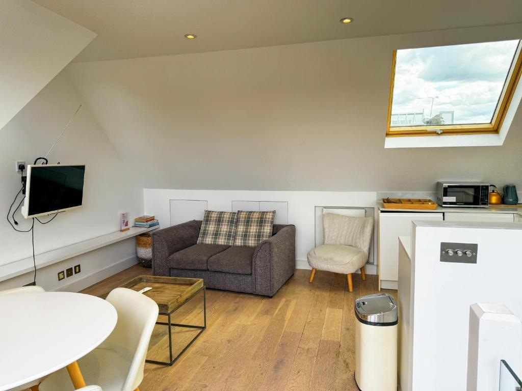 Flat 4, Comeragh Road, London Image 12
