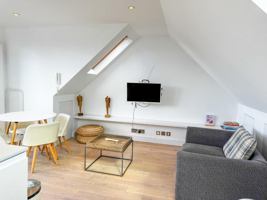 Flat 4, Comeragh Road, London Image 14