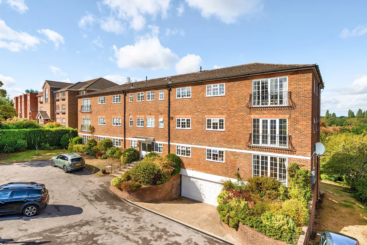 Oatlands Drive, Weybridge, KT13 photo 1