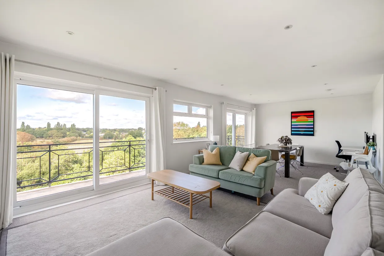 Oatlands Drive, Weybridge, KT13 photo 2