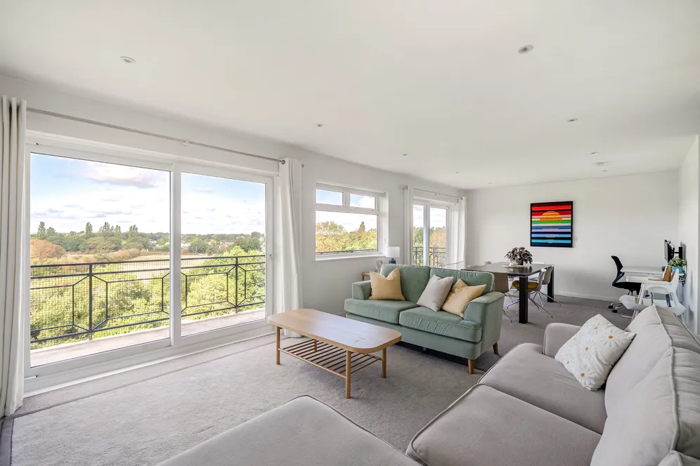 Oatlands Drive, Weybridge, KT13 photo 2