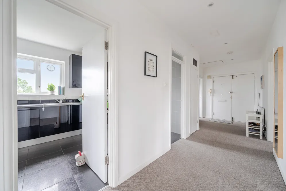 Oatlands Drive, Weybridge, KT13 photo 11