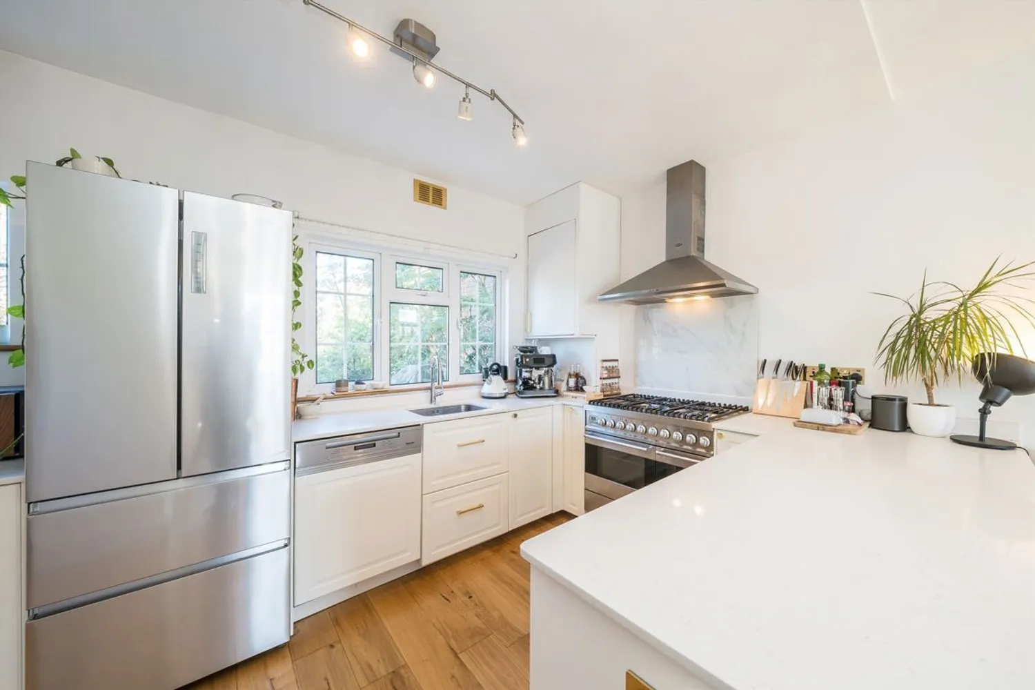 Queens Road, Weybridge, KT13 photo 2