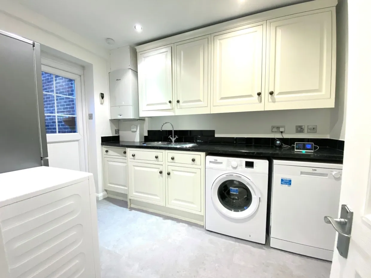 Gainsborough Court, Walton-on-Thames KT12 photo 3
