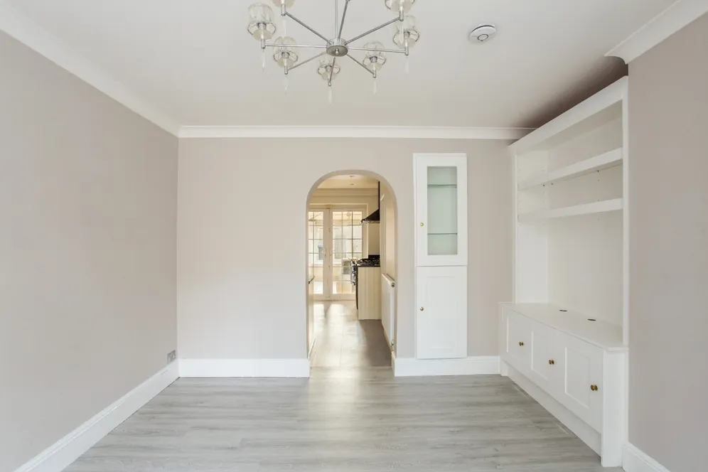 Gainsborough Court, Walton-on-Thames KT12 photo 5