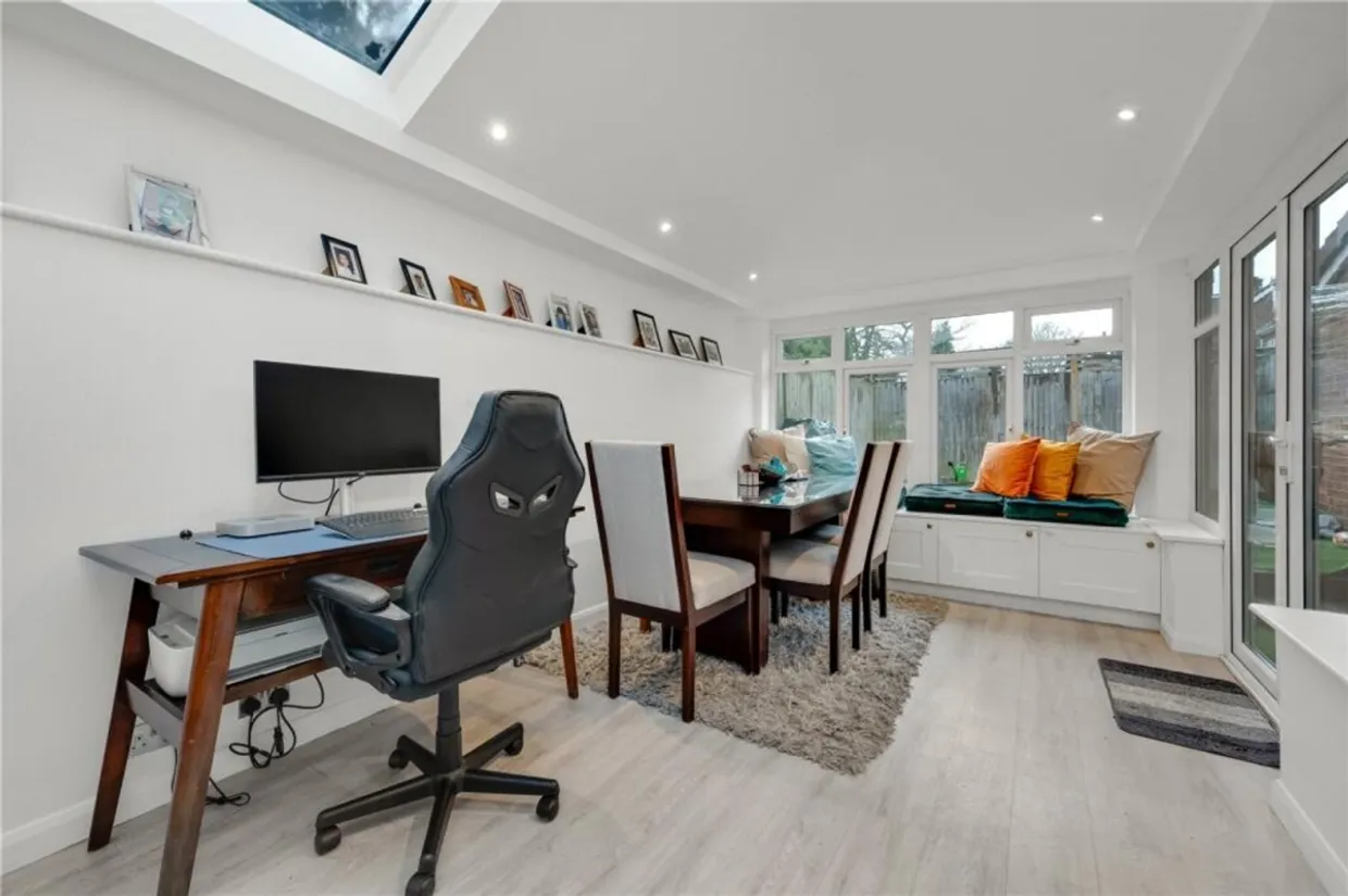 Gainsborough Court, Walton-on-Thames KT12 photo 6
