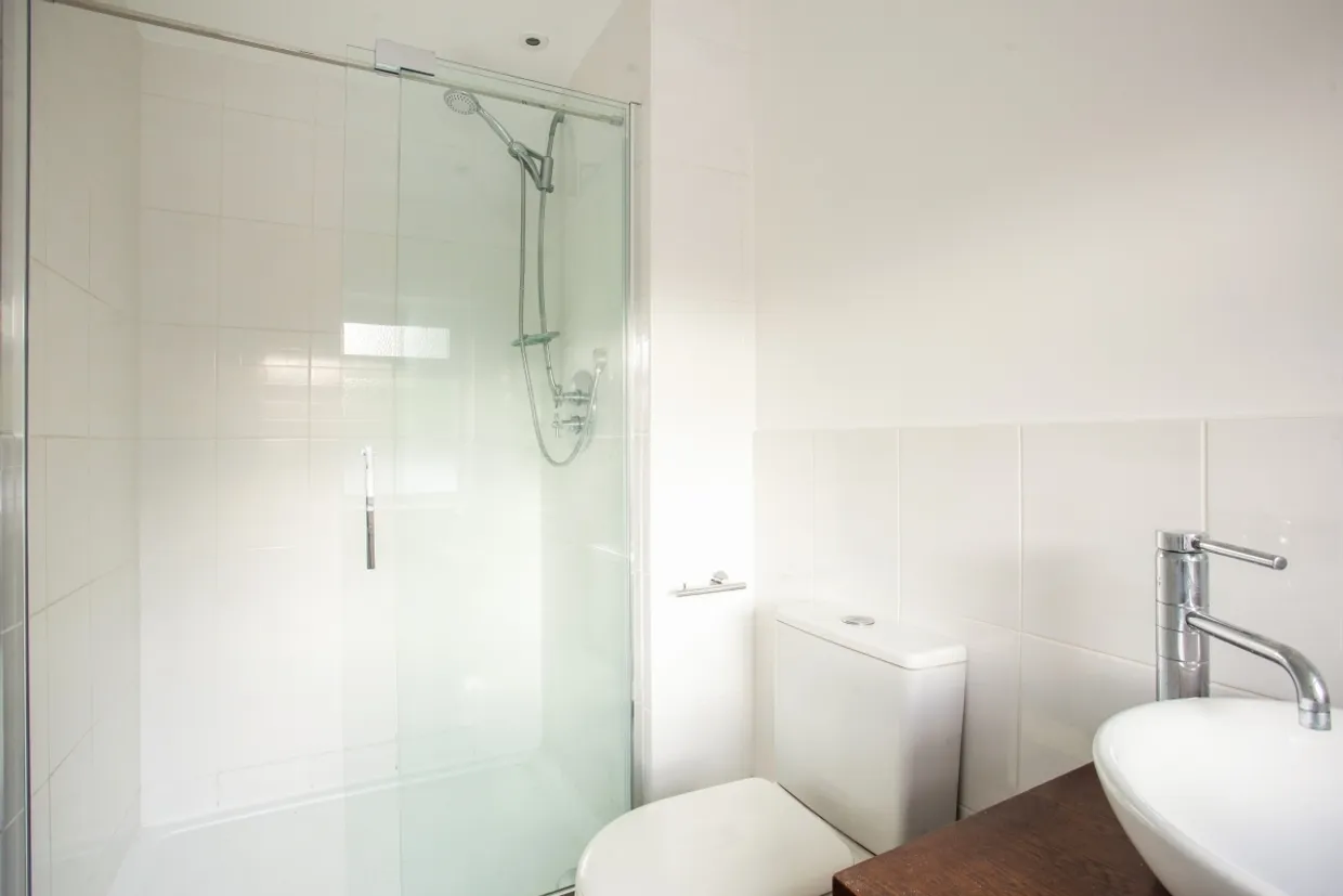 Gainsborough Court, Walton-on-Thames KT12 photo 8