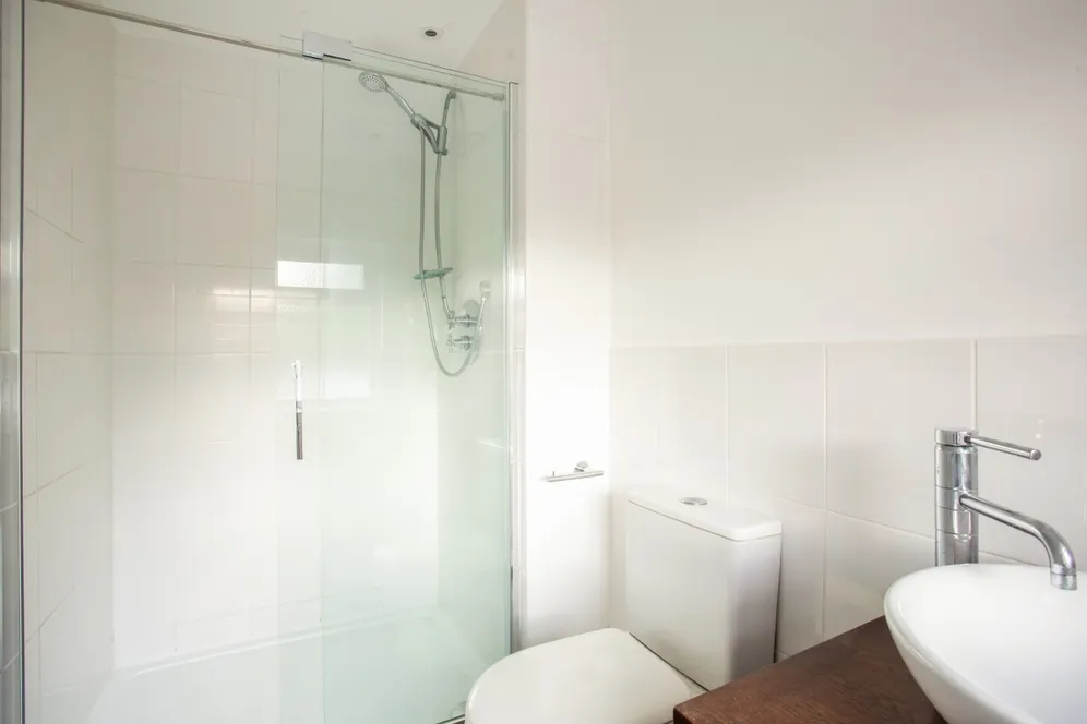 Gainsborough Court, Walton-on-Thames KT12 photo 8