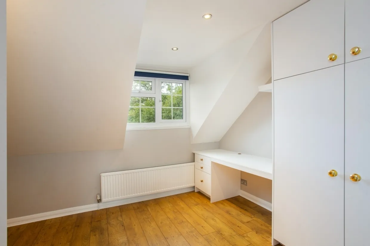 Gainsborough Court, Walton-on-Thames KT12 photo 13