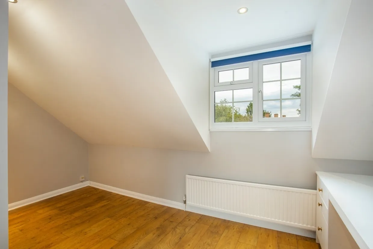 Gainsborough Court, Walton-on-Thames KT12 photo 14