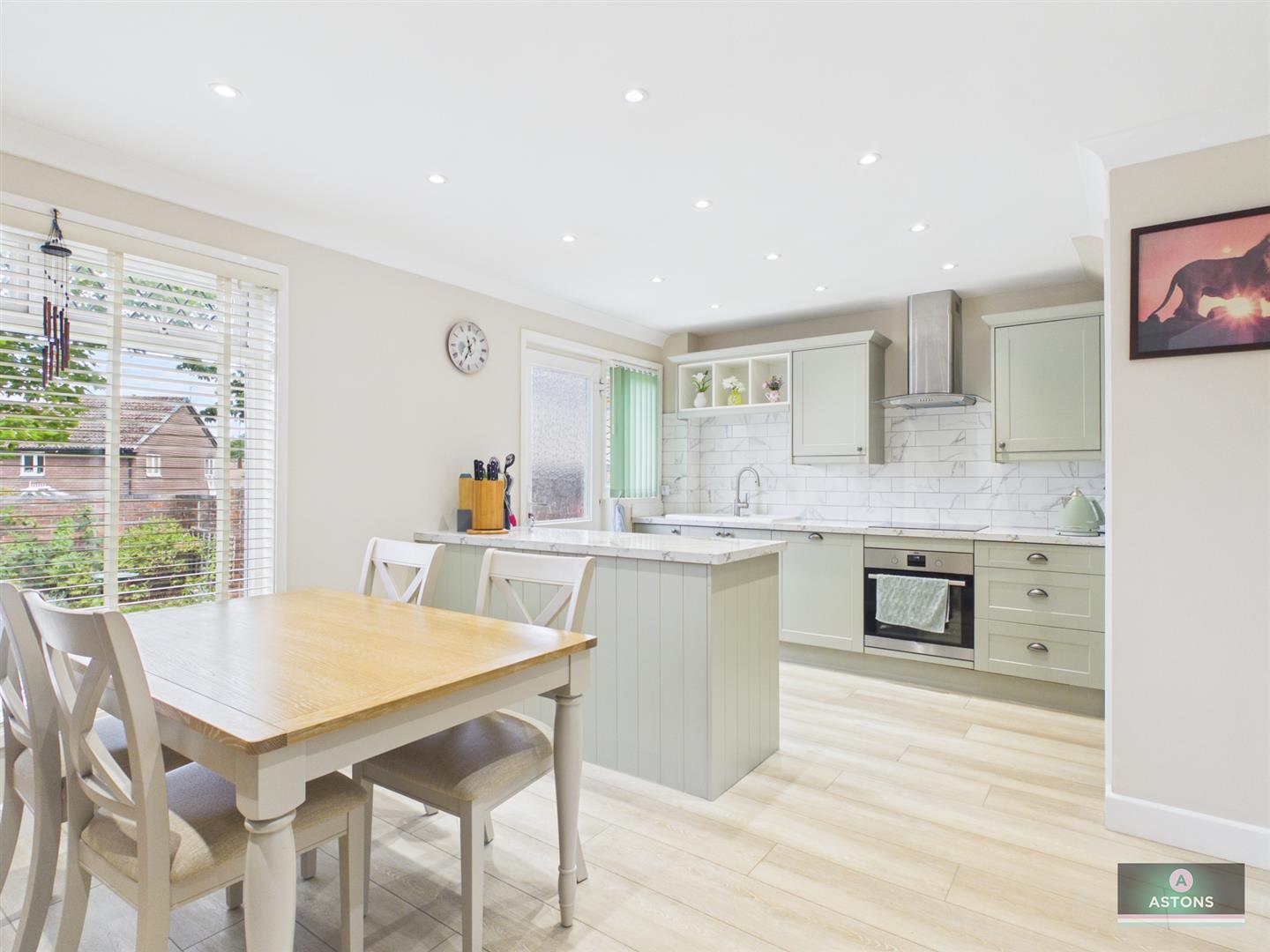 Fulmar Close, Ifield West Image 3