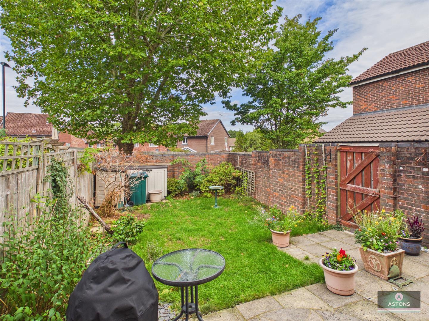 Fulmar Close, Ifield West Image 4